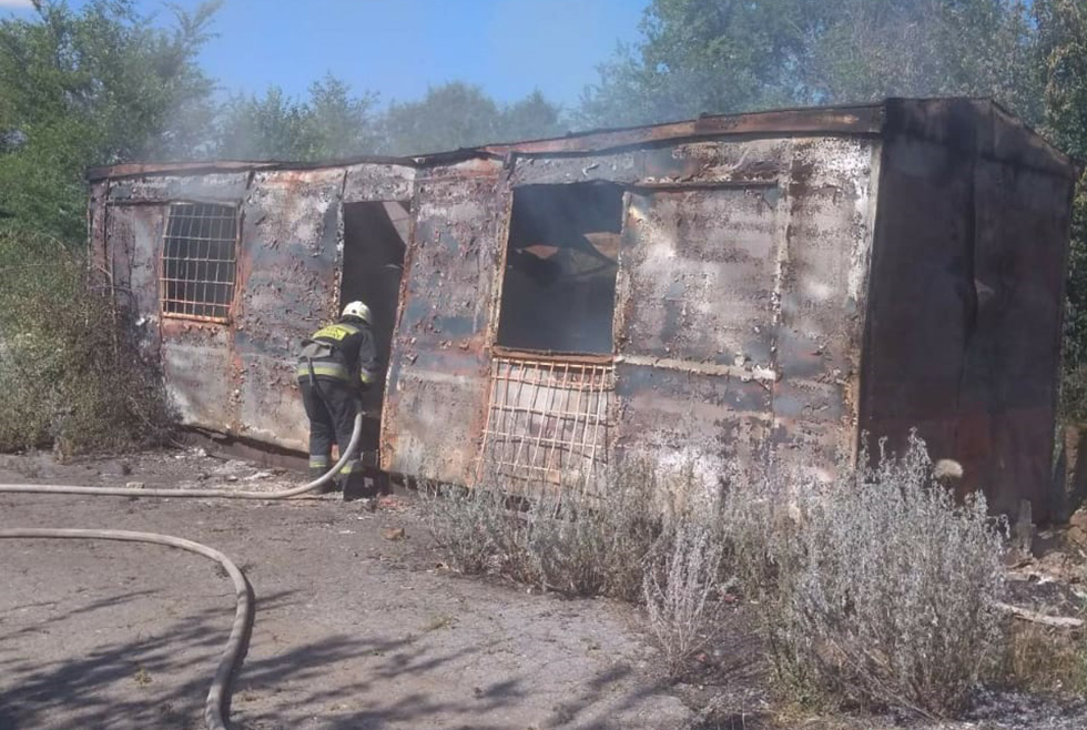 Пожар в Синельниково: горела металлическая постройка - рис. 2