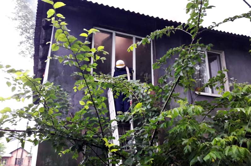 Сгорела крыша дома: спасатели тушили масштабный пожар в Каменском (ФОТО, ВИДЕО) - рис. 2