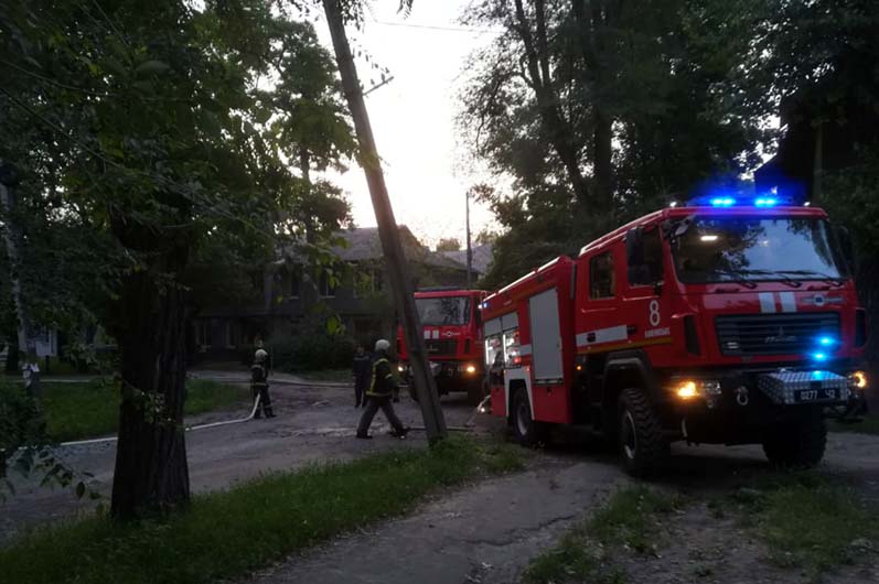 Сгорела крыша дома: спасатели тушили масштабный пожар в Каменском (ФОТО, ВИДЕО) - рис. 3
