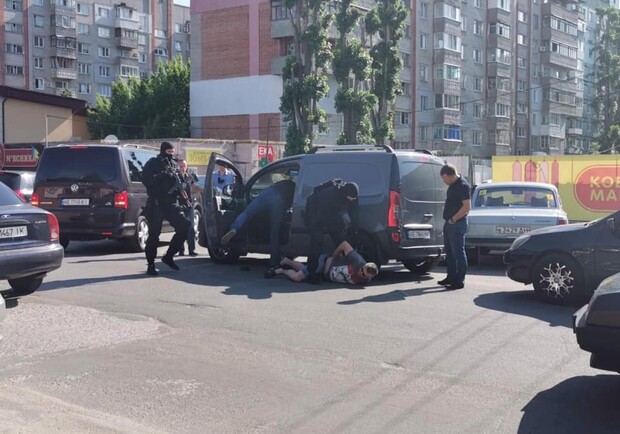 Маски-шоу в Днепре: полиция провела задержание преступников возле супермаркета - рис. 1