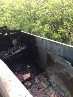 Местные сильно испугались: в Кривом Роге загорелся балкон душевнобольного соседа