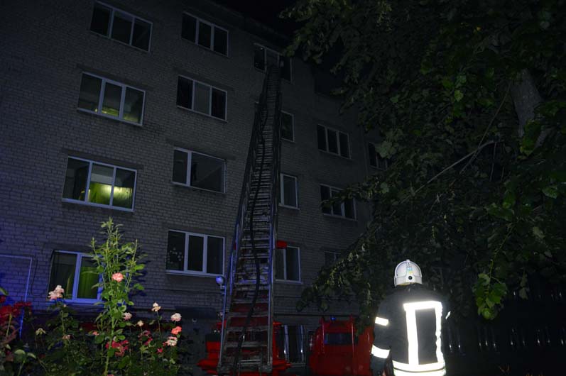 В Днепре ночью загорелось общежитие медакадемии (ФОТО, ВИДЕО) - рис. 6