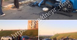 В Днепре легковушка влетела в ограждение памятника Славы: пострадали девушки - рис. 19