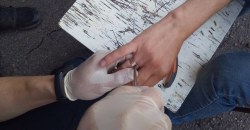 Спасатели против брачных уз: в Днепре мужчина не мог снять обручальное кольцо - рис. 1