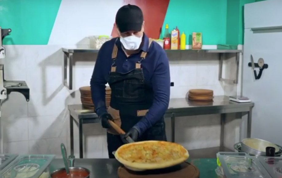 Кулинарный мастер-класс: мэр Днепра приготовил журналистскую пиццу (ВИДЕО) - рис. 1
