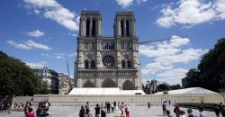 Прошло больше года: площадь перед горевшим Нотр-Дамом в Париже открыли для туристов - рис. 11
