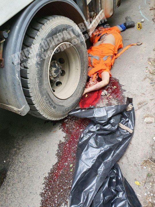 В Днепре под колесами мусоровоза погиб мужчина: ищут свидетелей (ФОТО 18+) - рис. 2
