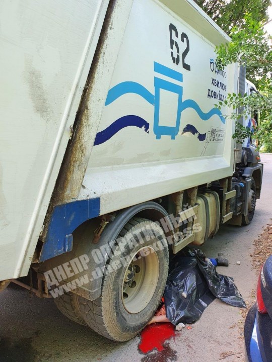 В Днепре под колесами мусоровоза погиб мужчина: ищут свидетелей (ФОТО 18+) - рис. 3