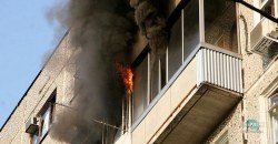 Местные сильно испугались: в Кривом Роге загорелся балкон душевнобольного соседа - рис. 16