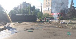 Вокруг летает рой пчел: в Днепре возле кинотеатра Правда перевернулась фура (ВИДЕО) - рис. 8