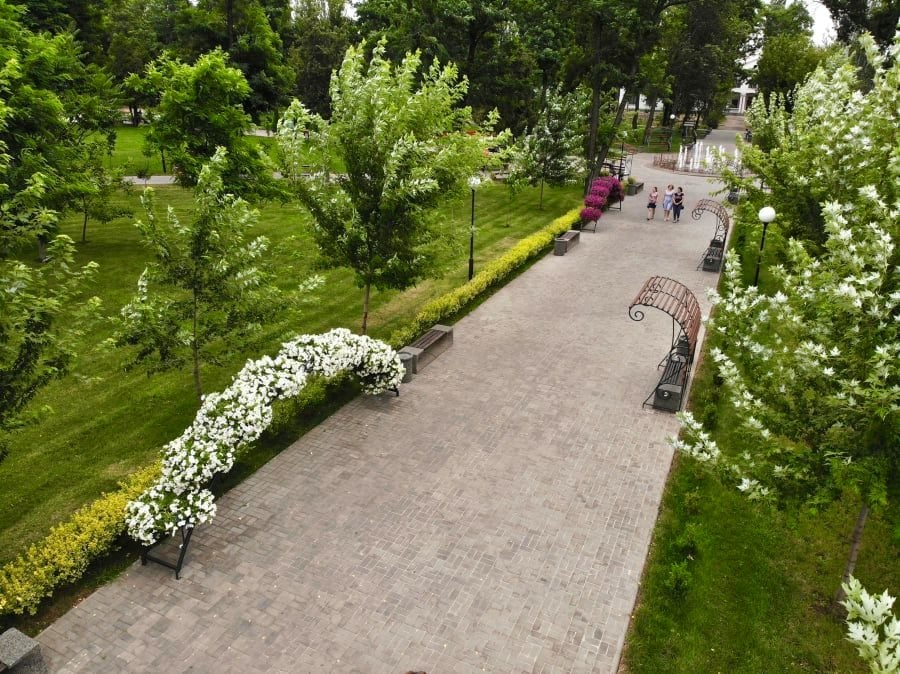 В парках Покрова создали уникальные цветочные клумбы (ФОТО) - рис. 7