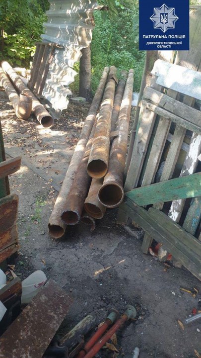 В Днепре двое мужчин украли 6-метровую трубу и катили ее на мусорном баке - рис. 1