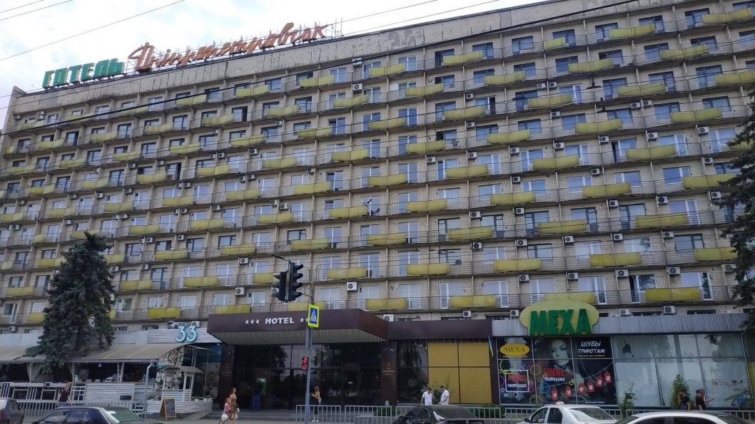 В Днепре вырубили ели возле цирка