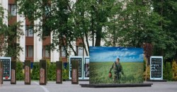 В Днепре на фасаде школы увековечат память выпускника, который погиб на Донбассе - рис. 18