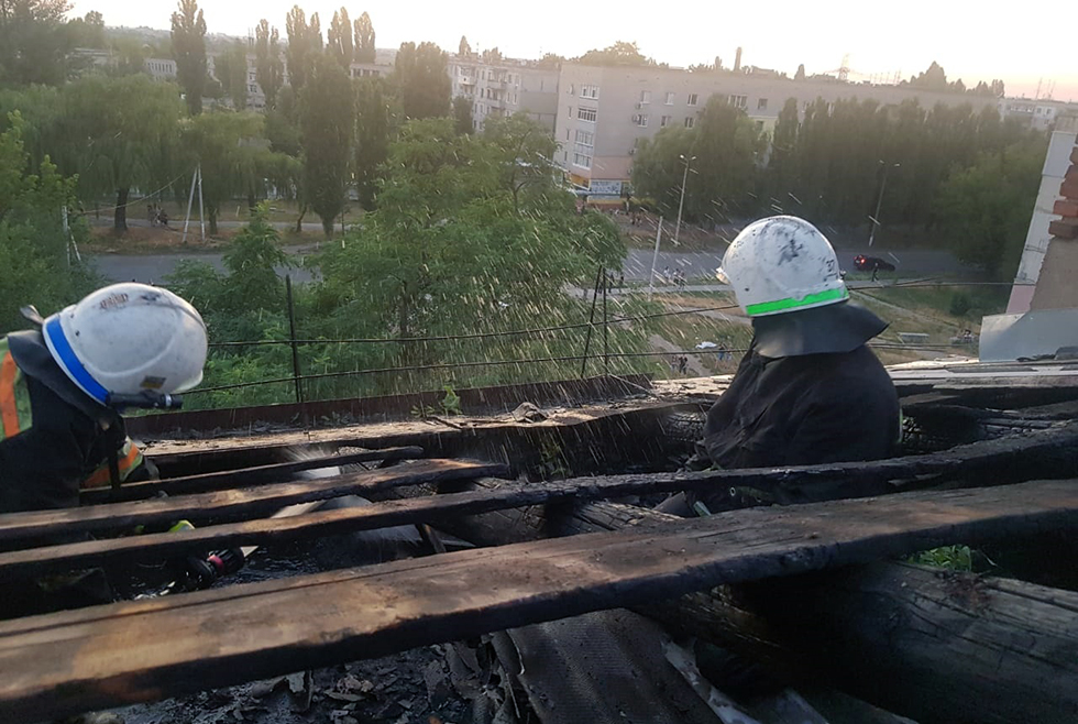 В Павлограде загорелась многоэтажка: пожар тушили 16 спасателей - рис. 1