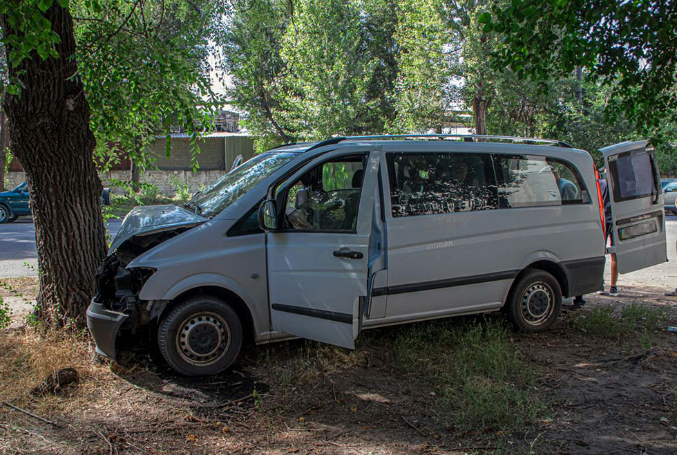 В Днепре микроавтобус врезался в дерево: пострадало 6 человек