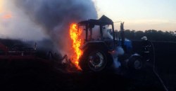 Внутри был водитель: под Днепром во время сбора урожая загорелся трактор - рис. 16