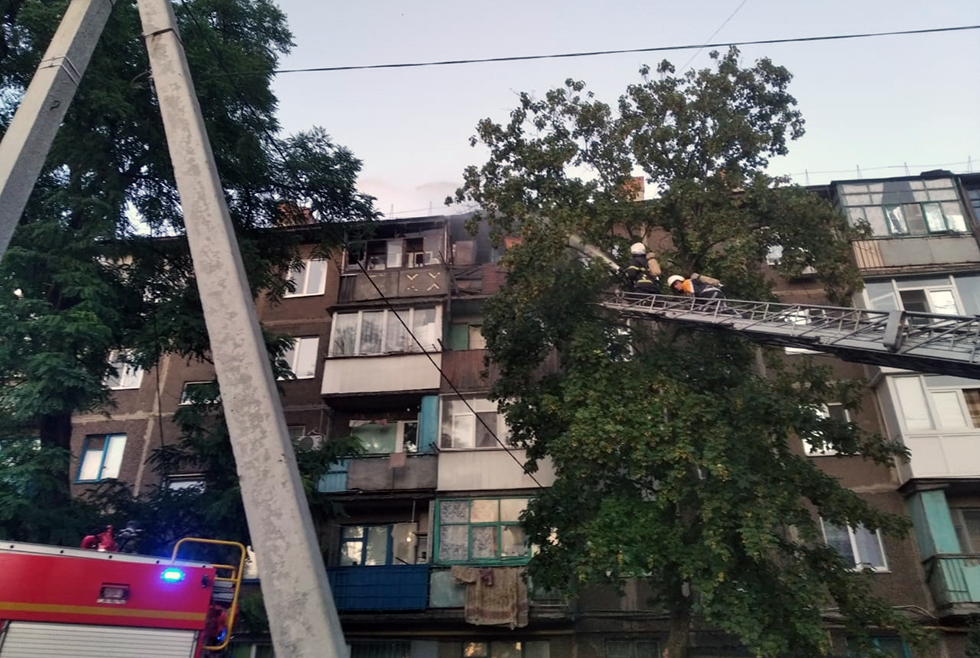 В Павлограде загорелась многоэтажка: пожар тушили 16 спасателей - рис. 4