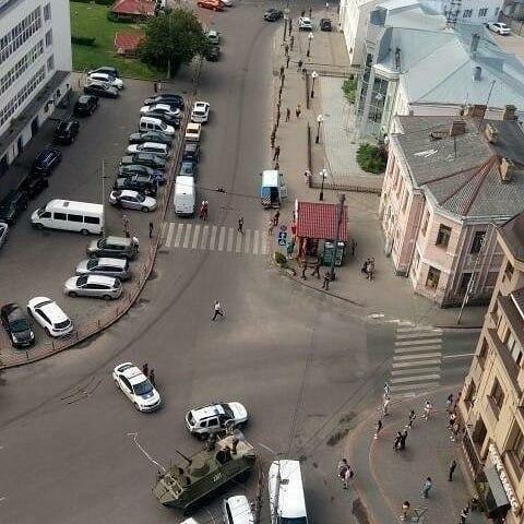 В Луцке вооружённый мужчина захватил автобус с 20 заложниками - рис. 3