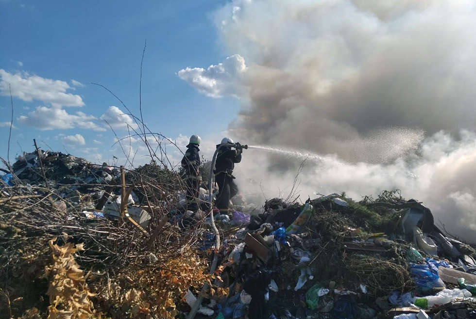 Все ещё горит: под Павлоградом спасатели тушат сильный пожар на свалке - рис. 1