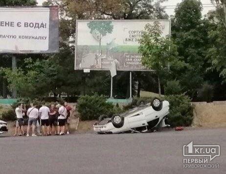 В Кривом Роге перевернулось авто после наезда на ливнёвку