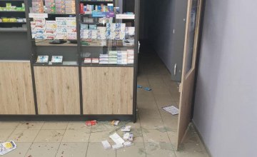 В Кривом Роге мужчина разбил витрину аптеки и пытался украсть деньги