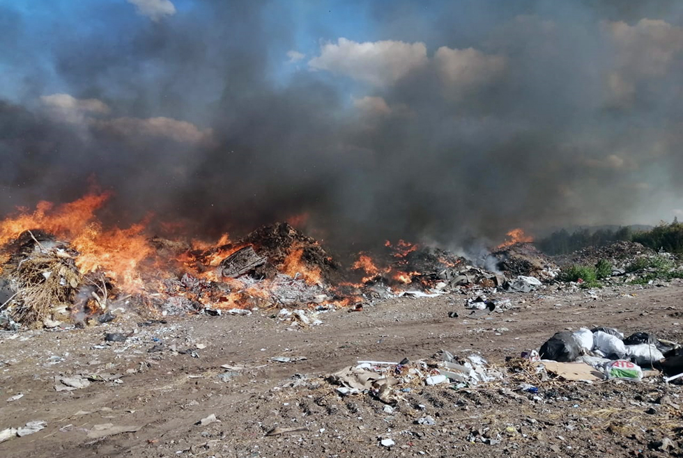 Все ещё горит: под Павлоградом спасатели тушат сильный пожар на свалке - рис. 3