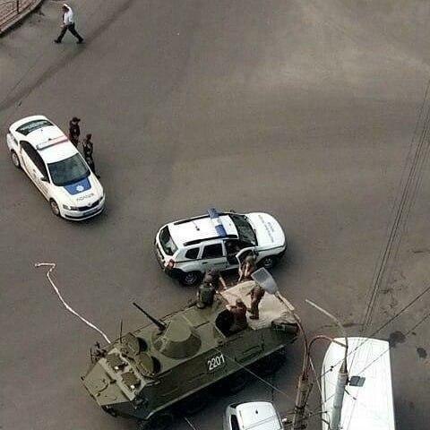 В Луцке вооружённый мужчина захватил автобус с 20 заложниками - рис. 2