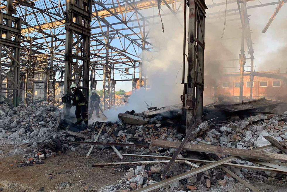Утренний пожар в Днепре: 9 спасателей тушили заброшенное здание (ФОТО) - рис. 4
