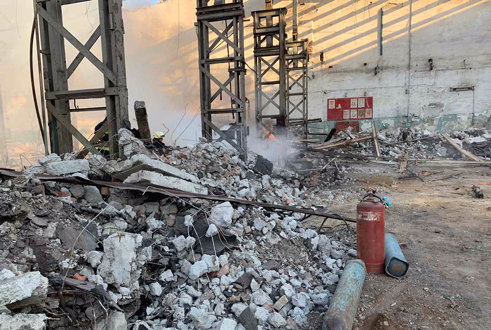 Утренний пожар в Днепре: 9 спасателей тушили заброшенное здание (ФОТО) - рис. 2