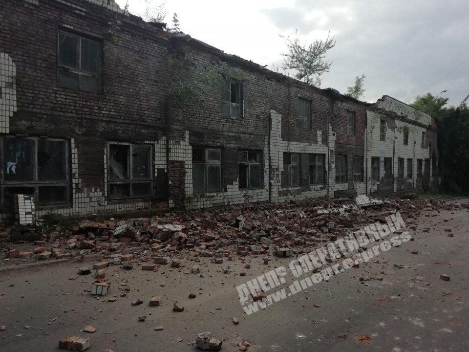 В Днепре на Драгоманова обвалился фасад заброшенного здания - рис. 3