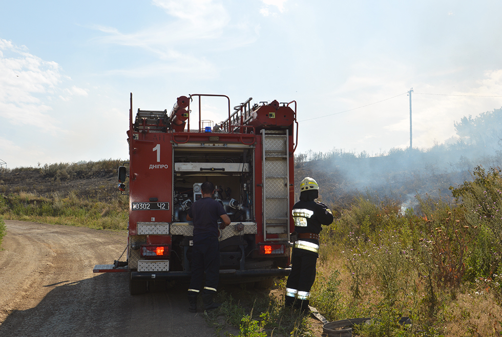 Выгорело несколько гектаров травы: возле Днепра тушили пожар (ФОТО, ВИДЕО) - рис. 2