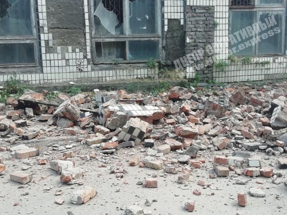 В Днепре на Драгоманова обвалился фасад заброшенного здания - рис. 2