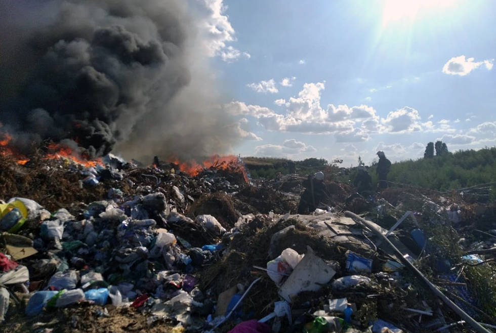Все ещё горит: под Павлоградом спасатели тушат сильный пожар на свалке - рис. 4