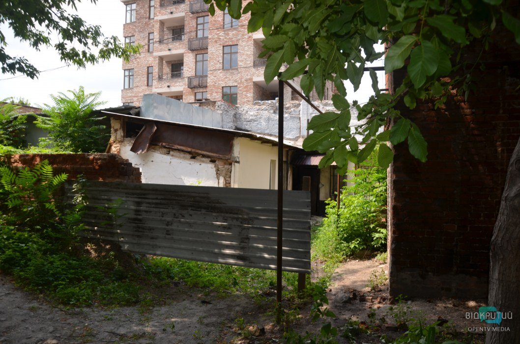 В Днепре на Староказацкой горел дом: соседи говорят о поджоге - рис. 1