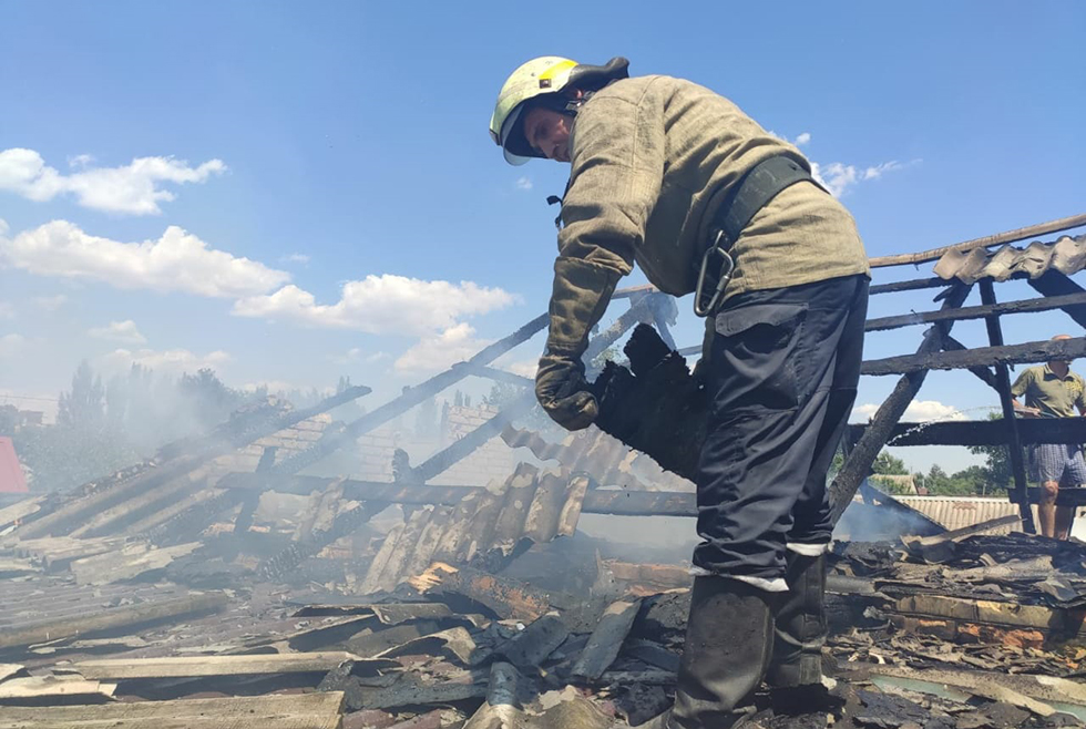 В Марганце спасатели больше часа тушили пожар в жилом доме (ФОТО, ВИДЕО) - рис. 1