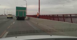 В Днепре вандалы изуродовали 36 опор на Новом мосту - рис. 1