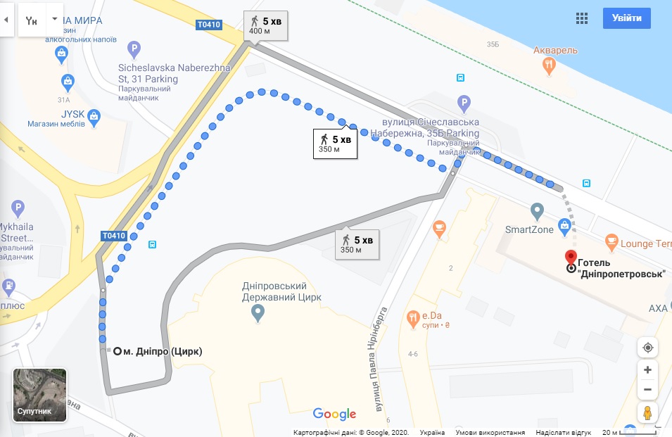 В Днепре вырубили ели возле цирка