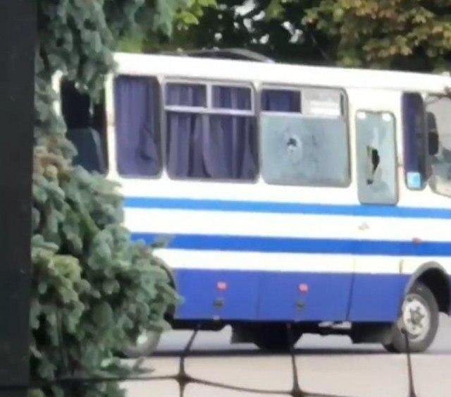 Могут взорвать бомбу: что происходит с захваченным автобусом в Луцке - рис. 2