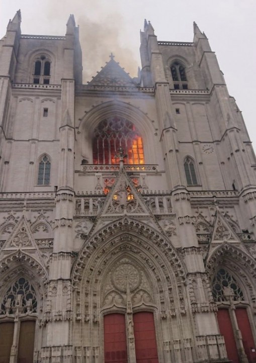 Во Франции горит собор Святых Петра и Павла