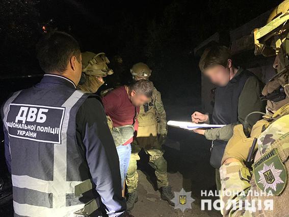 В Днепре задержали лидера преступной группировки на даче взятки полицейскому