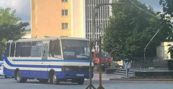 В Луцке вооружённый мужчина захватил автобус с 20 заложниками - рис. 16