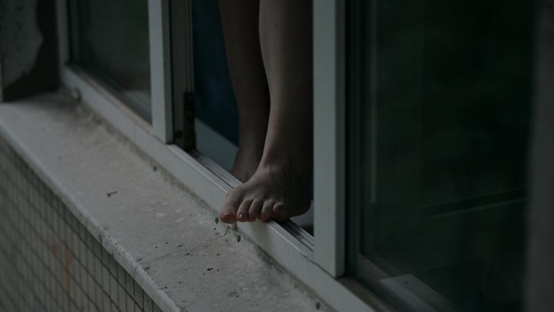 В Днепре из окна выпала девочка: ребенок в тяжелом состоянии