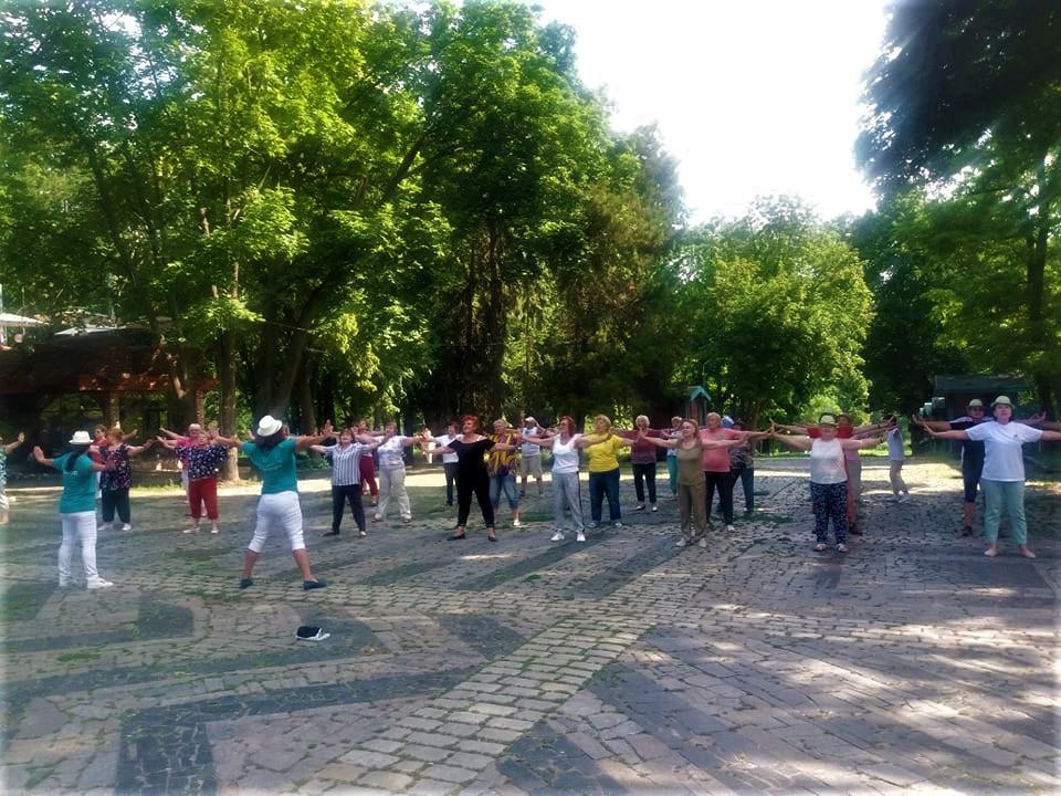 В Днепре проходят спортивные занятия для пенсионеров (ФОТО) - рис. 1