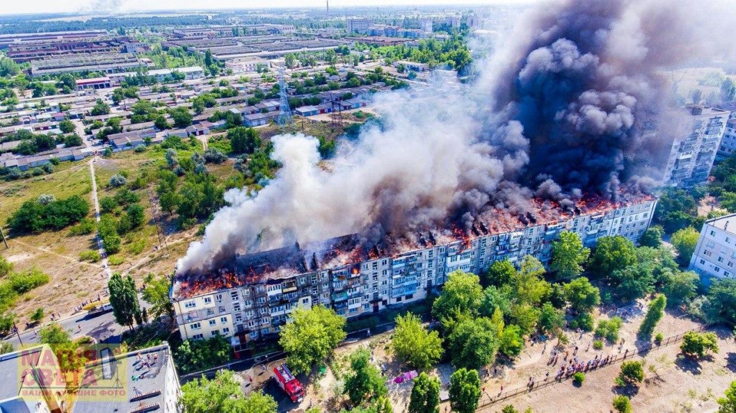 Пожар в Новой Каховке: горела крыша пятиэтажного дома (ФОТО) - рис. 1