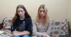 Забавы ради: две девушки из Днепра разгромили вагон электрички - рис. 12