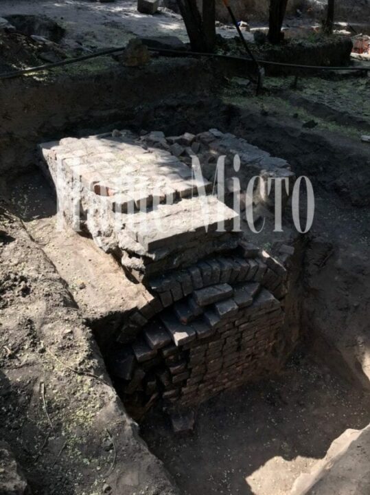 В Днепре в Севастопольском парке нашли склеп с двумя скелетами - рис. 4