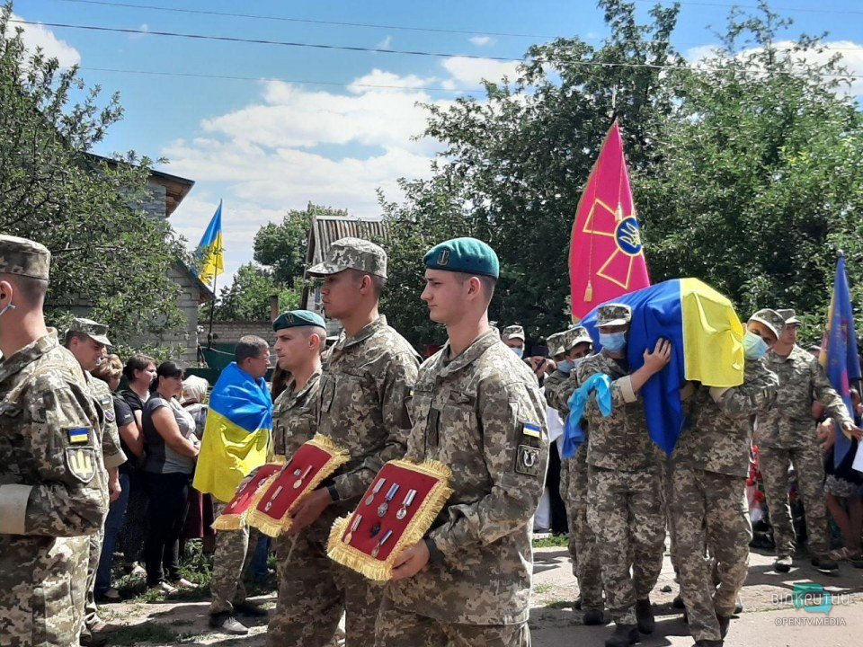В Днепропетровской области живым коридором встретили тело погибшего разведчика - рис. 2