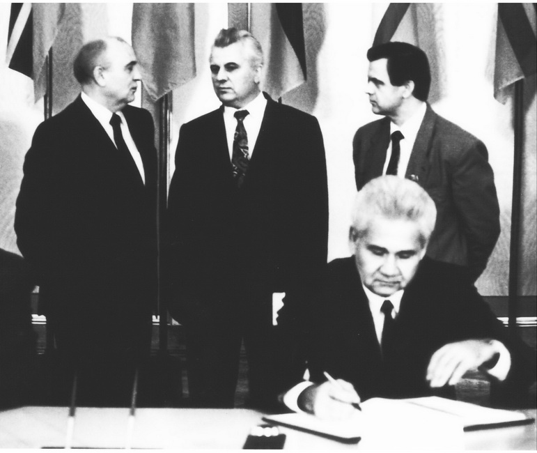 Зеленский рассказал, почему Кравчук и Фокин будут устанавливать мир на Донбассе - рис. 1