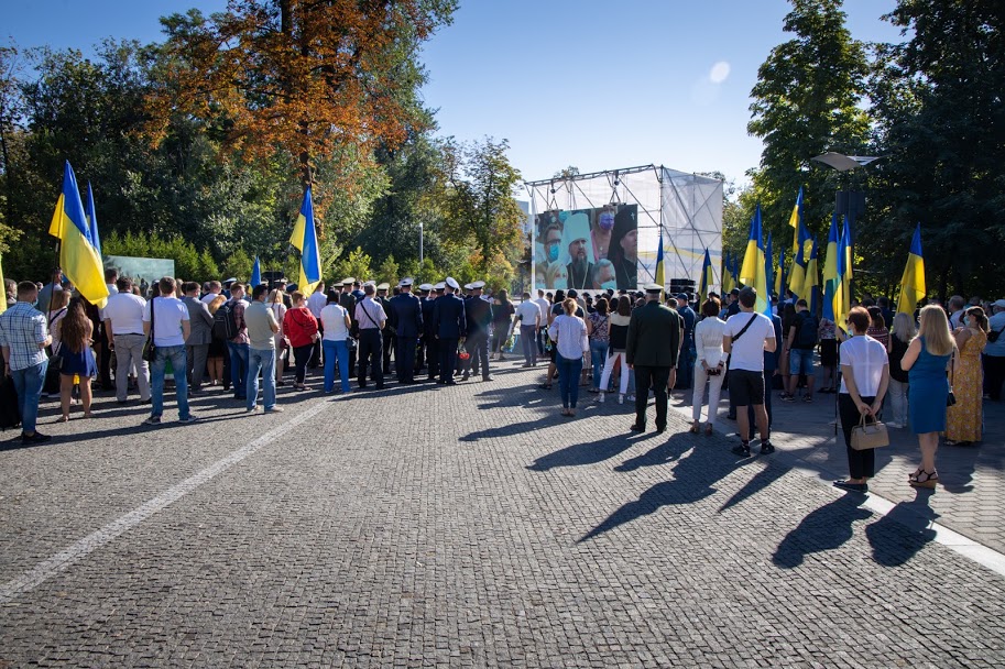 На улицы вышли около 300 человек: в центре Днепра провели Марш Независимости (ФОТО) - рис. 1